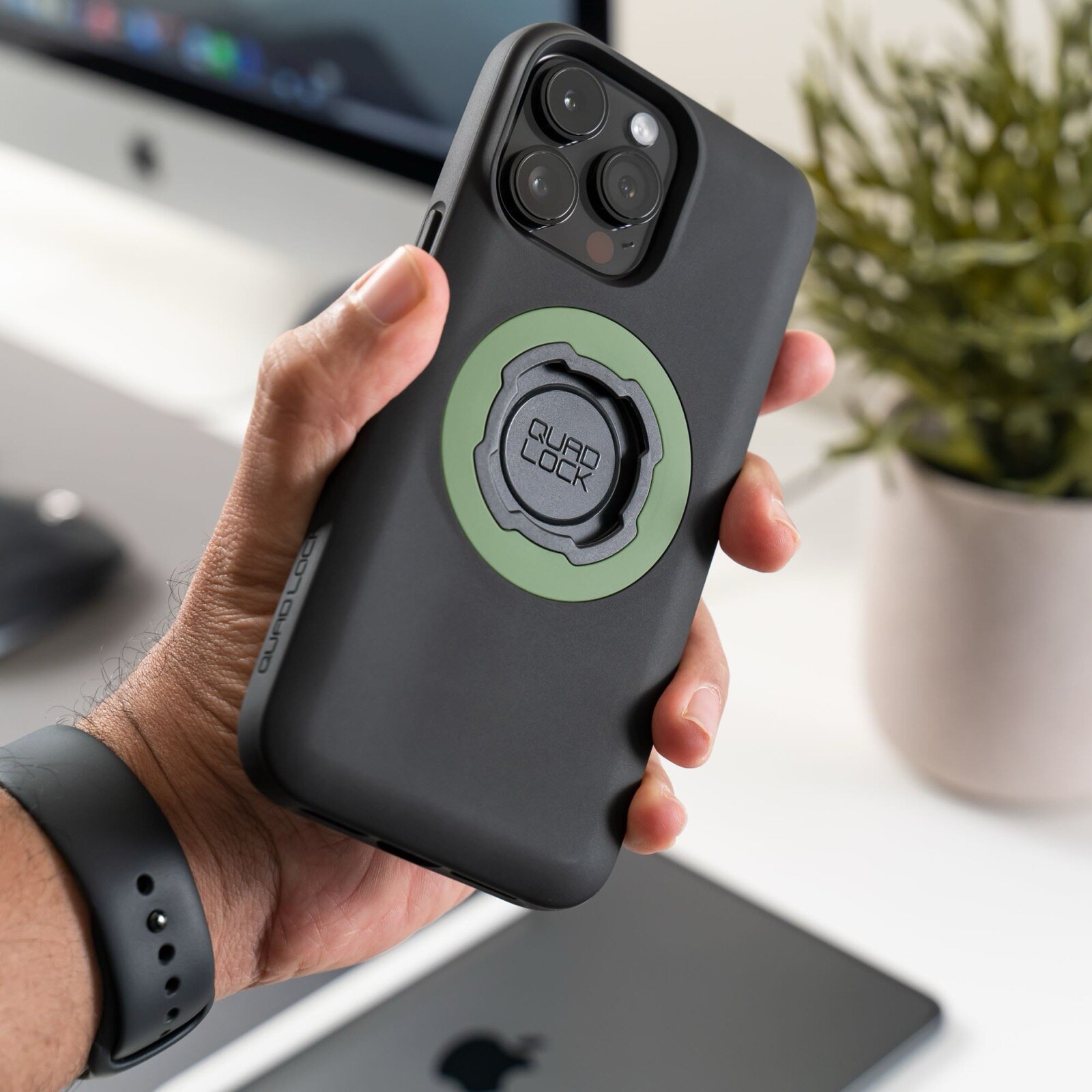 QUAD LOCK iPhone 16 Pro Max ケースとマウント Quad Lock® iPhone 16 Pro Max Case | Velonova ®